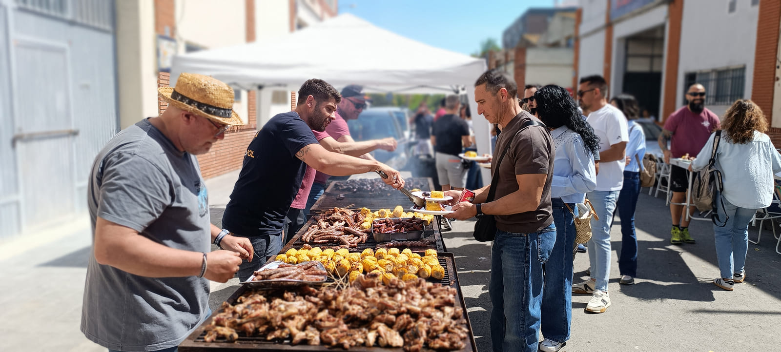 Barbacoa en la calle con socios y familias después de la competición