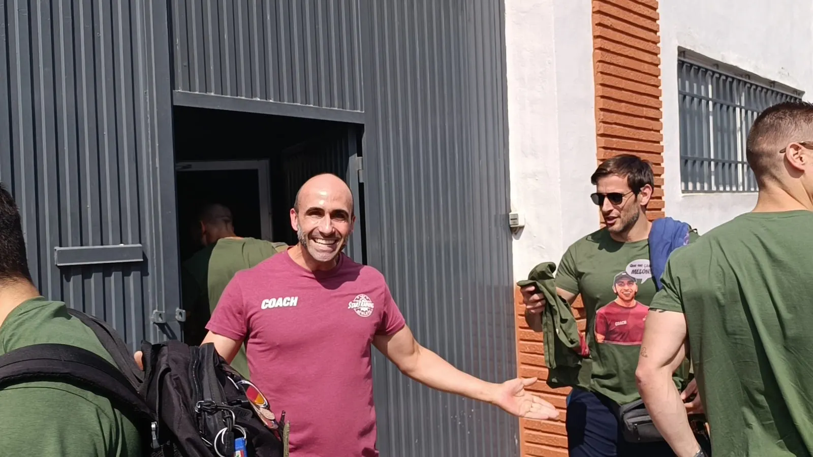 Un coach del box recibiendo con los brazos abiertos en la puerta del centro