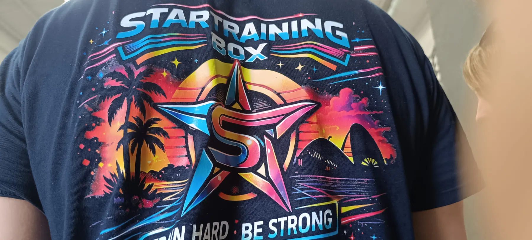 El diseño de la camiseta del box de cerca: la estrella y el lema Train Hard, Be Strong