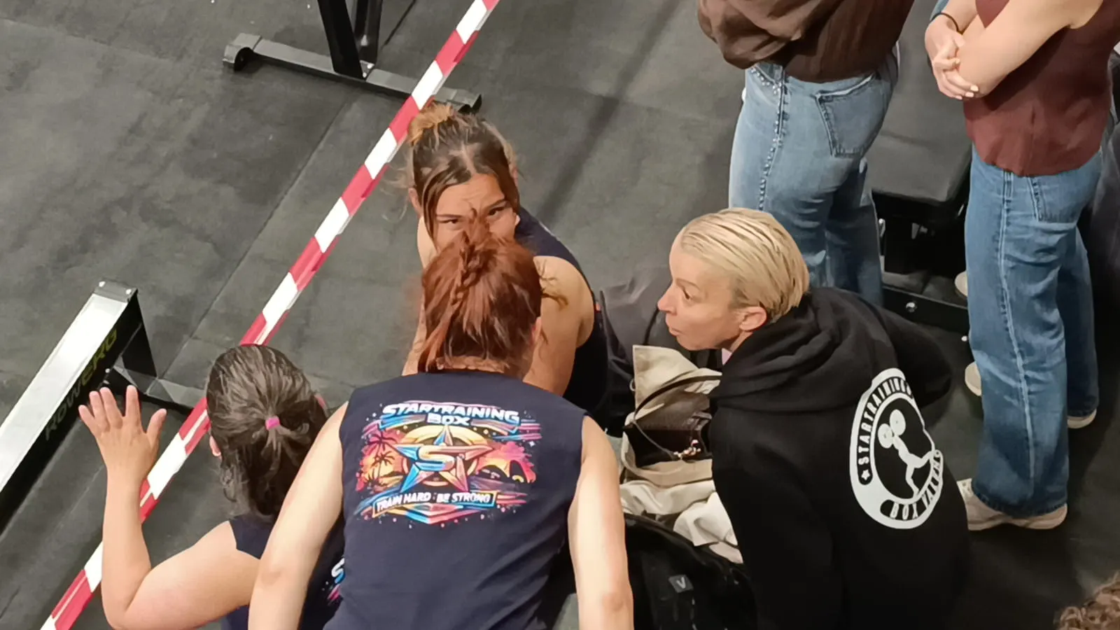 Atletas con la camiseta del box antes de salir a competir