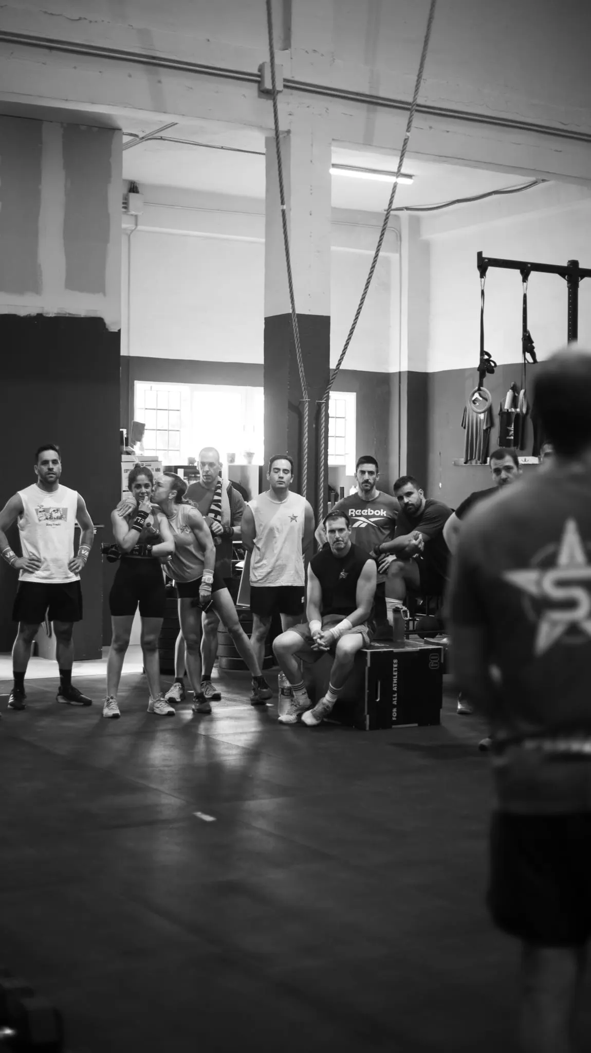 La clase reunida escuchando las instrucciones antes de entrenar